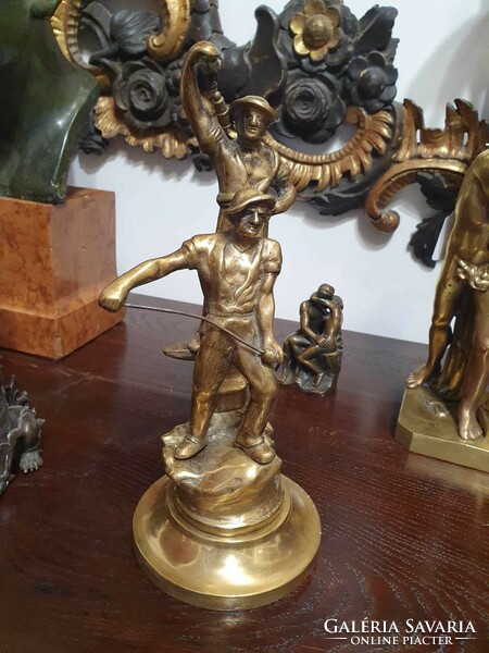 2 embert  ábrázoló bronz szobor.Nagyon szép öntéssel és patinával. Jelzés nincs rajta 33 cm magas.