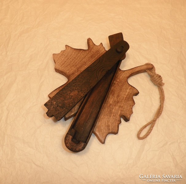 Régi faragott, fa borotvatartó, gyűjteményből