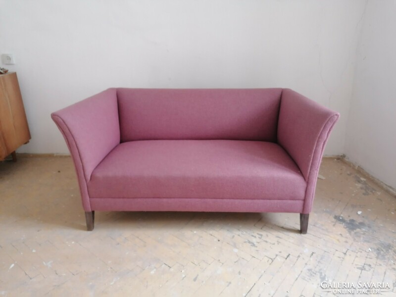 Burgundy 2-person sofa. With wool upholstery. In perfect condition.