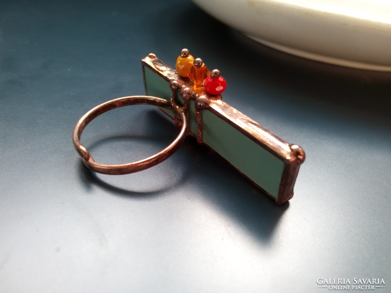 Különleges látványvilágú kézműves gyűrű tükörből, színes gyöngyökkel