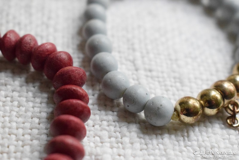 Bracelet 2 pieces, reddish wood and pale blue glass beads, rubber 18 cm
