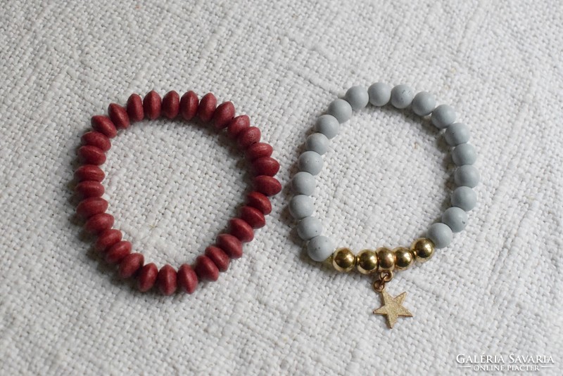 Bracelet 2 pieces, reddish wood and pale blue glass beads, rubber 18 cm