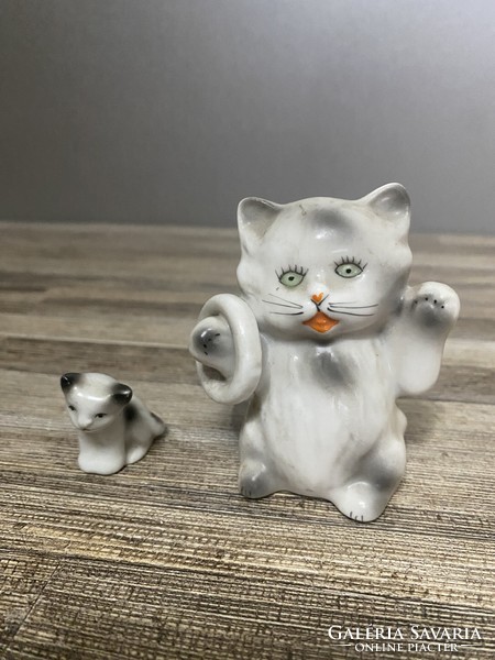 2 pieces of cat porcelain