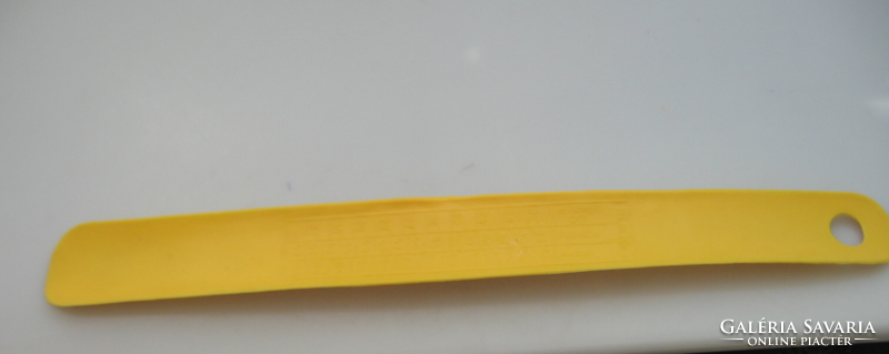 Retro sárga műanyag cipőkanál mérettáblázattal