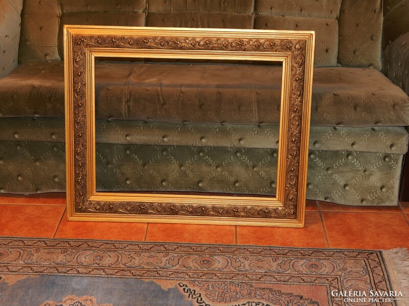 82 X 64 cm external picture frame in excellent condition