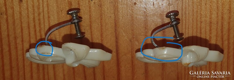 Antique - white bow-shaped clip, plastic