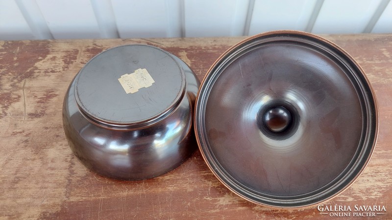 Metal craftsman bronze box with lid, round