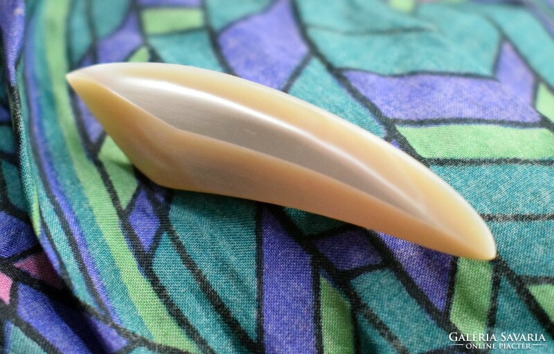Brooch, mother of pearl 5.1 x 1.3 x 0.4 cm