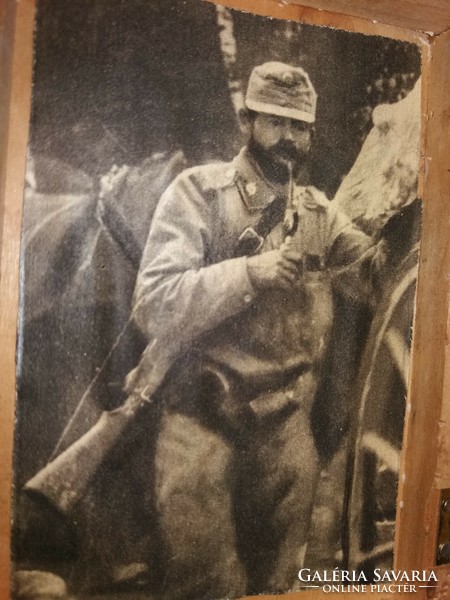 Antik zsebben hordott katonadoboz fém alap újságkivágásokkal díszítve 10 x 8 cm a képek szerint