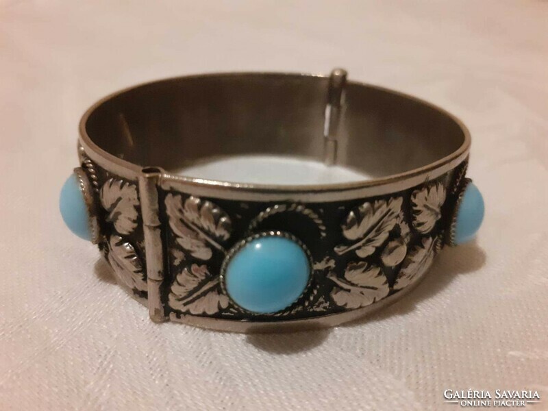 Showy, openable bracelet with turquoise decoration