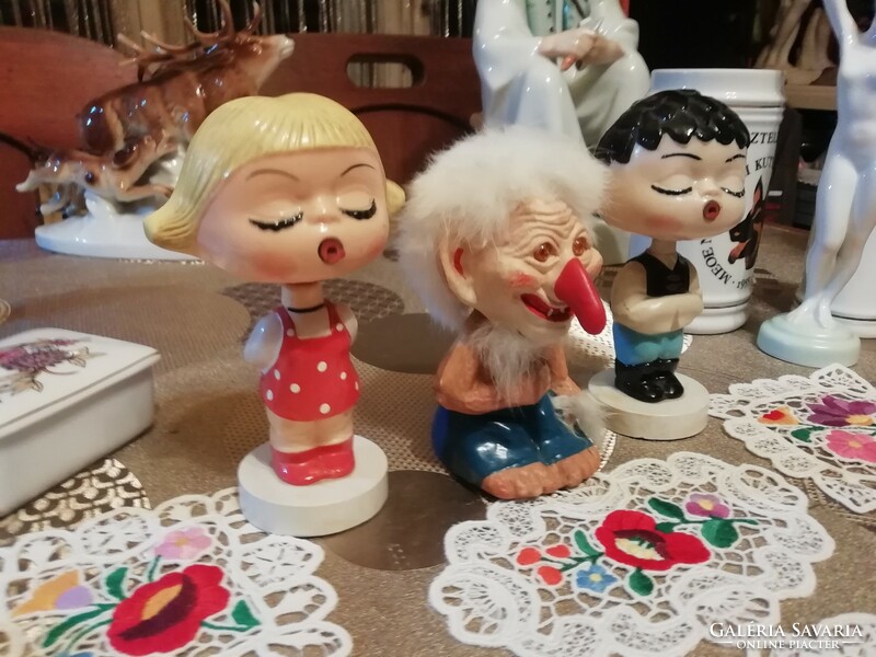 3 retro dolls with bobble heads