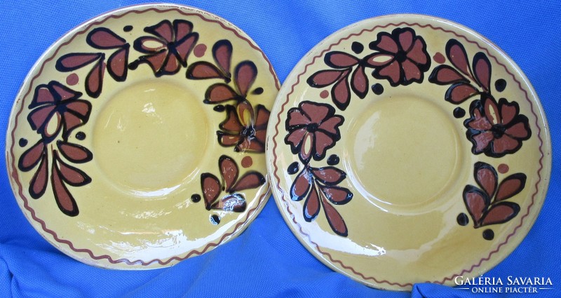 2 handmade ceramic wall plates with flower pattern, marked, diameter 15.8 cm