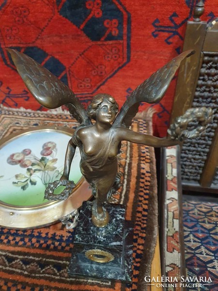 Bronze statue depicting an angel with a laurel wreath. With very nice workmanship. With a 40cm high pedestal.