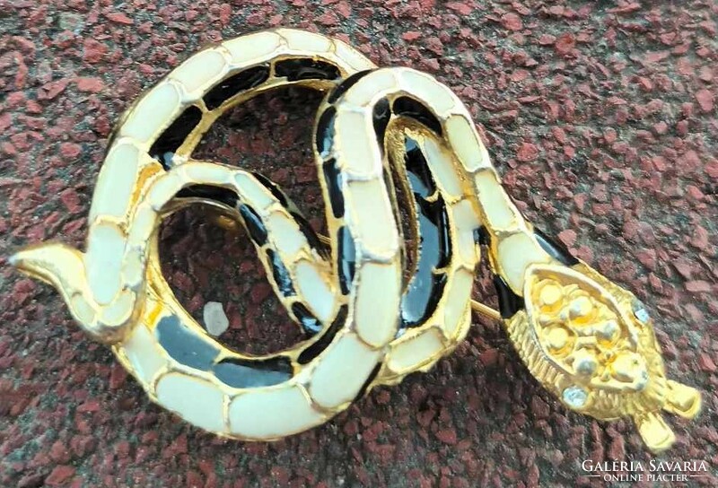 Csörgőkígyó tűzzománc és ékkő díszítéssel - kígyó medál , kítűző