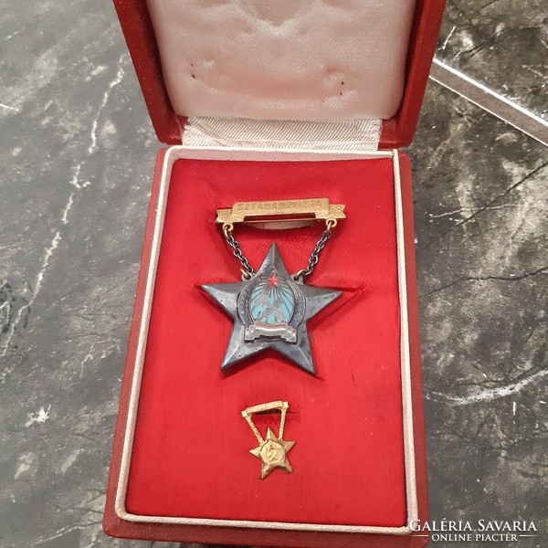 Sztahanovista kitüntetés 1953 eredeti dobozában, miniatűrrel, szép állapotban eladó