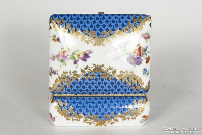 Sevres porcelán dobozka florális dekorral