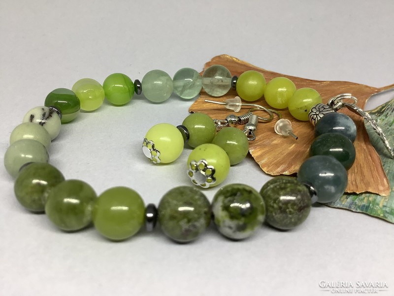 Mineral bracelet and earring set, with the colors of trees after rain