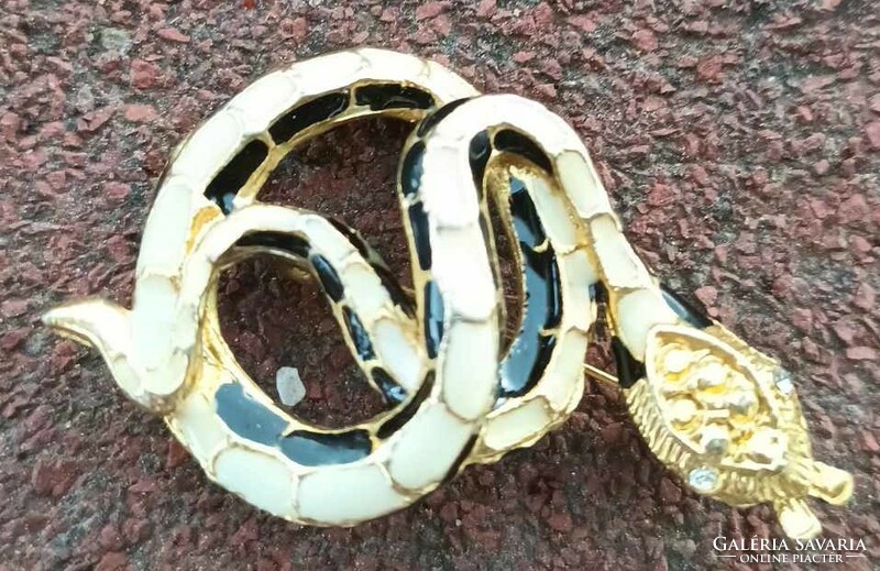 Csörgőkígyó tűzzománc és ékkő díszítéssel - kígyó medál , kítűző