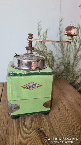 Wooden coffee grinder aero