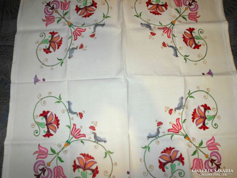 Embroidered tablecloth 84 cm x 78 cm - men's embroidered bird pattern