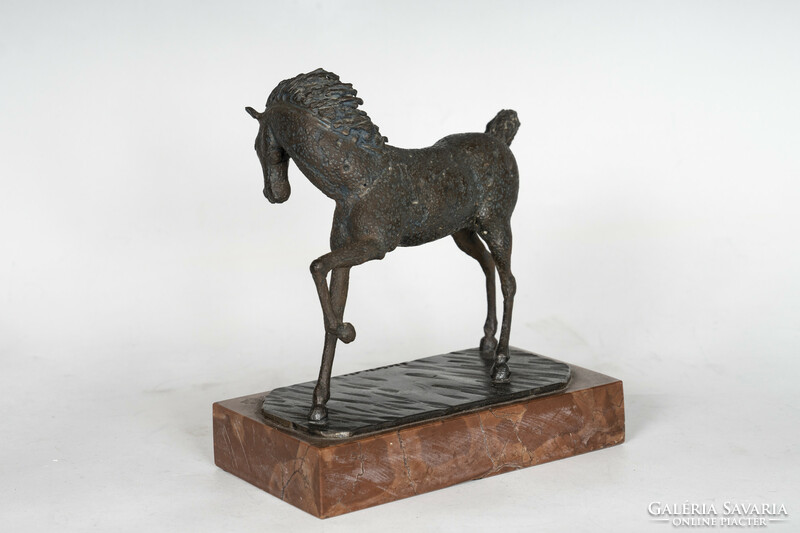 Absztrakt﻿ bronz ló figura márvány talapzaton