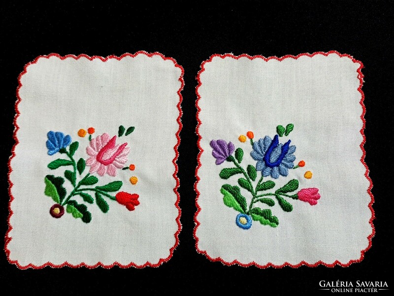 2 square tablecloths 15 x 12 cm embroidered with a Kalocsa pattern