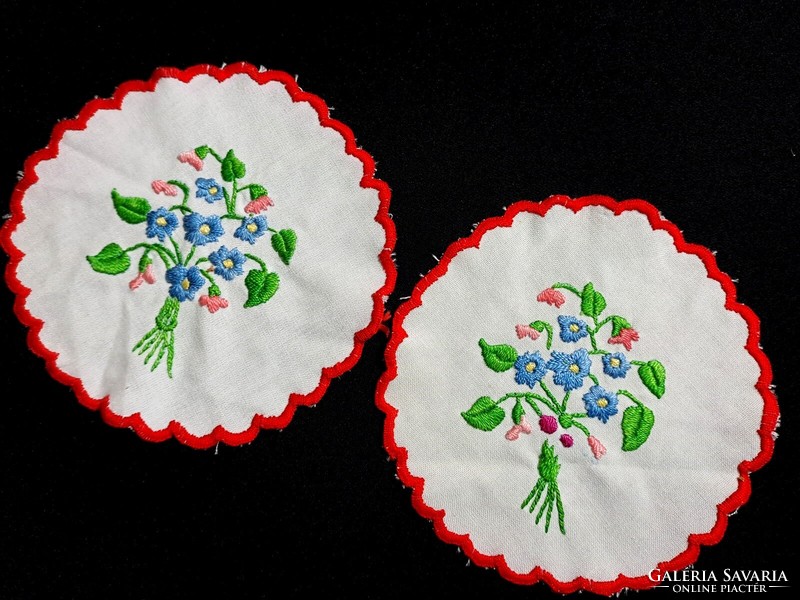 2 round tablecloths embroidered with a violet pattern, 15 cm