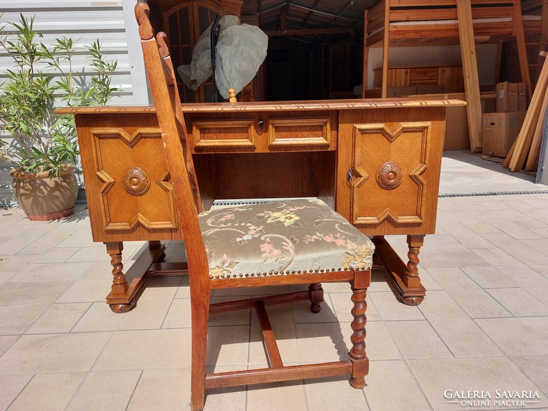 For sale is a colonial desk with an upholstered chair. Furniture in good condition, with scratch-free table top.