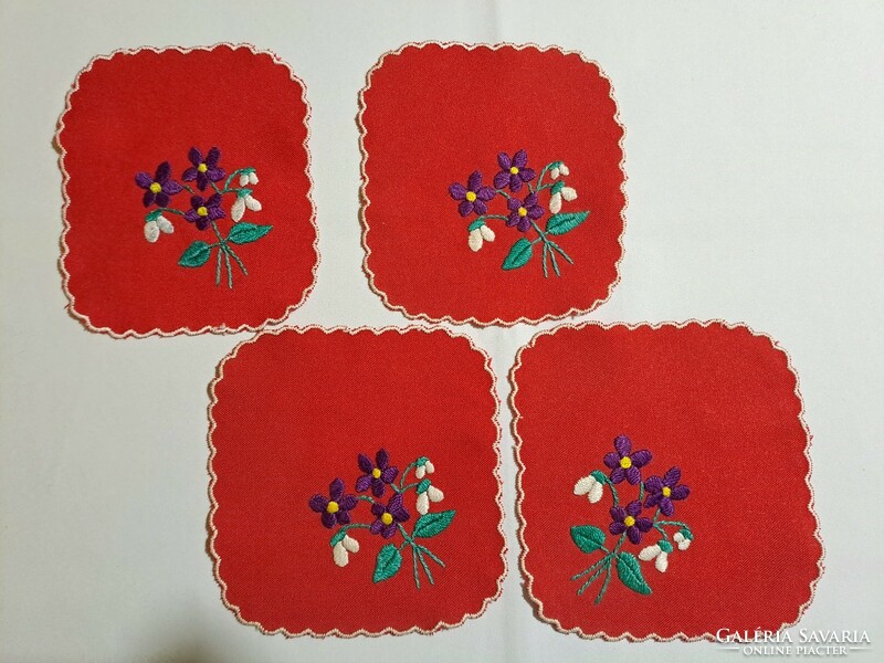 4 db Ibolya virág mintával pirosra hímzett terítő 13 x 13 cm