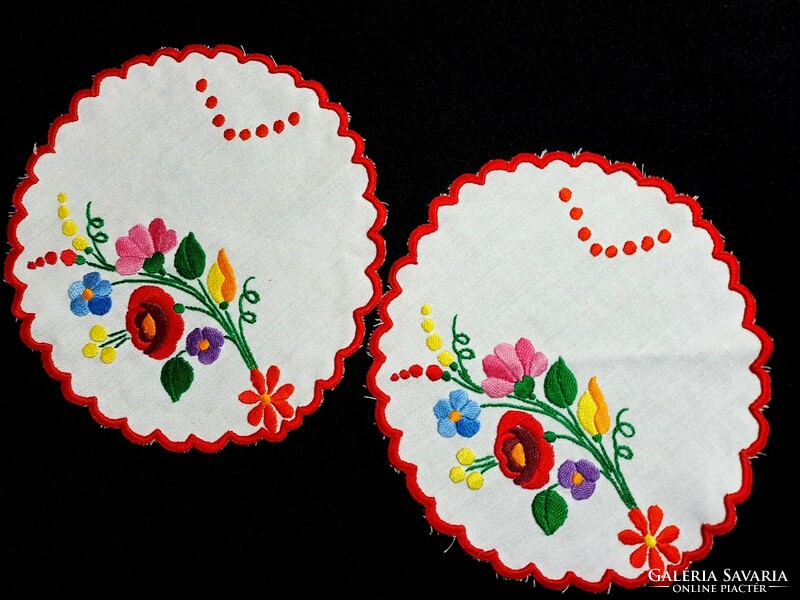 2 round tablecloths embroidered with a Kalocsa pattern, 21 x 20 cm