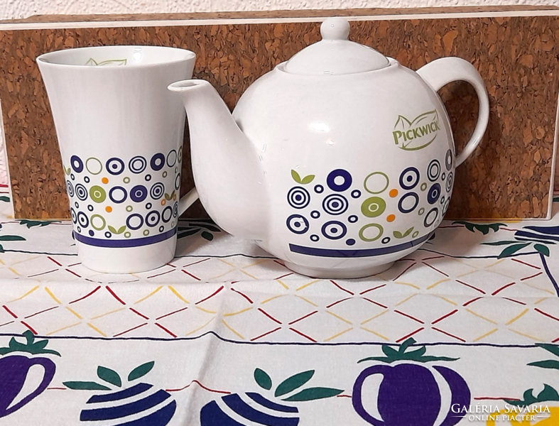 Pickwick porcelain teapot, mug included for devand