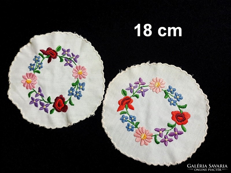 2 round tablecloths embroidered with a Kalocsa pattern, 18 cm