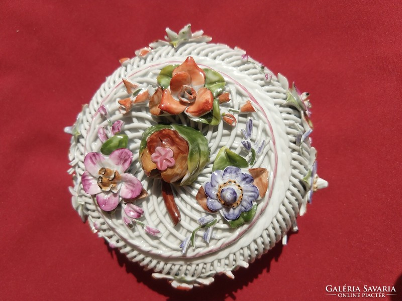 Lábon álló bonbonier,,két rétegű fonott díszítéssel,,és virág rátétekkel,,16x11 cm,,Hibátlan,,