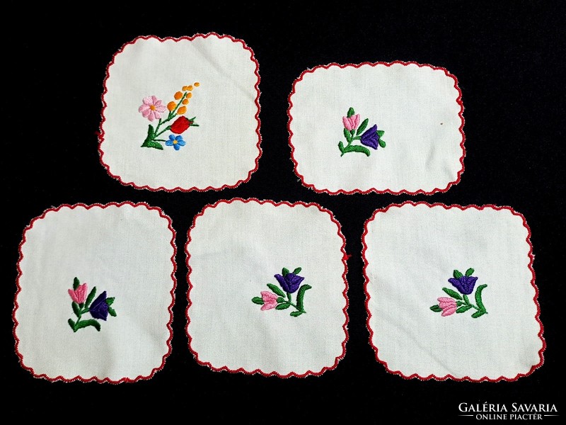 5 square tablecloths 13 x 12 cm embroidered with a Kalocsa pattern