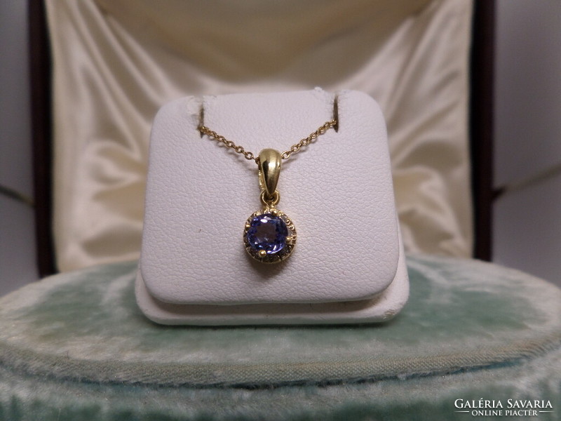 Gold pendant with blue tanzanite and brils