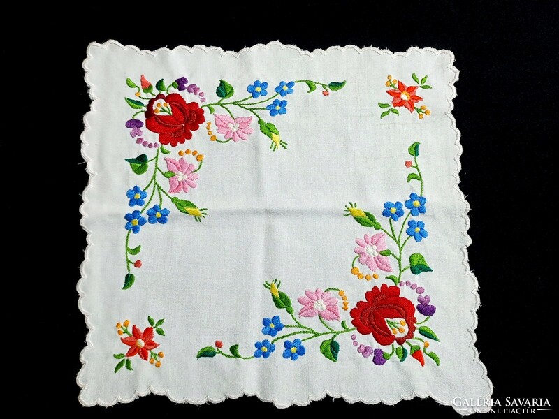 Tablecloth embroidered with Kalocsa pattern 35 x 33 cm