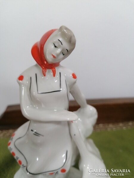 Retro Orosz Sysert porcelán lány libával, javított