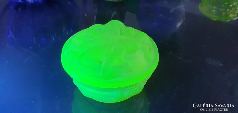 Uránüveg uránsárga bonbonier erotikus jelenettel