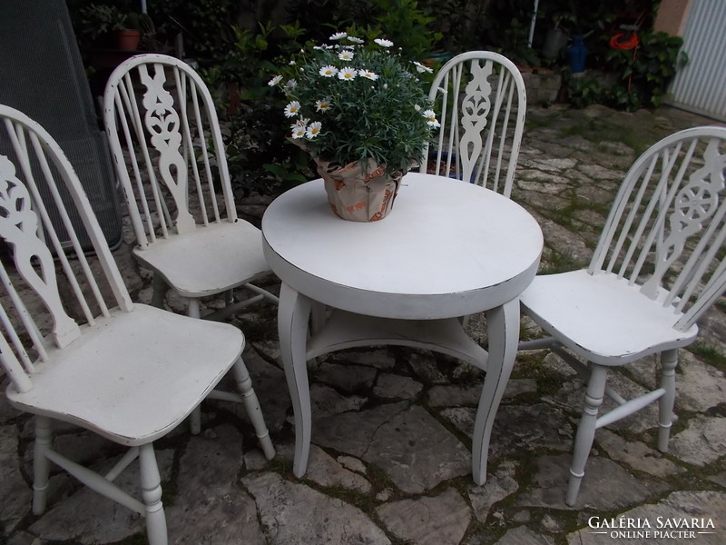 Windsor székek+ asztal