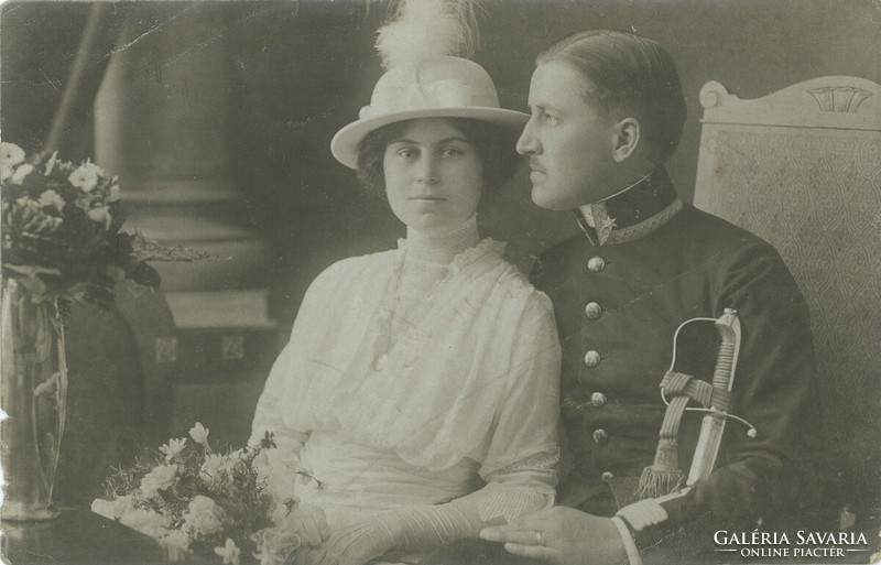 1915. Fiatal pár műtermi felvétele. A képen szereplők személye ismeretlen.