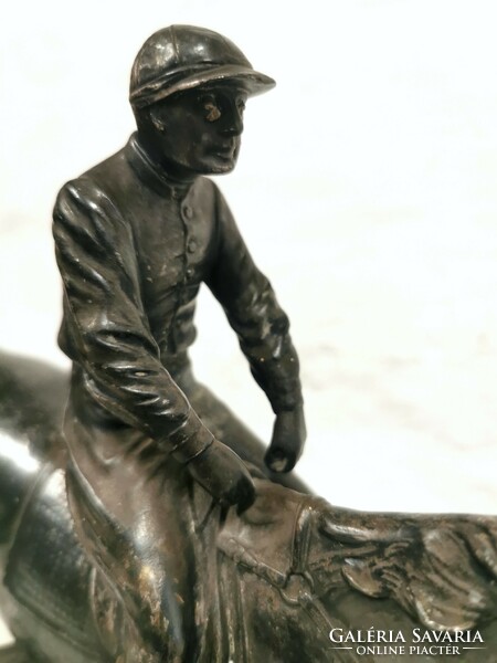Fritz Diller- Zsoké a lován (1911) szobor.