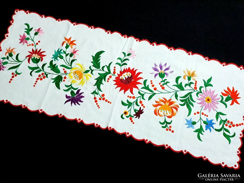Virág mintával hímzett terítő, futó, 81 x 32 cm