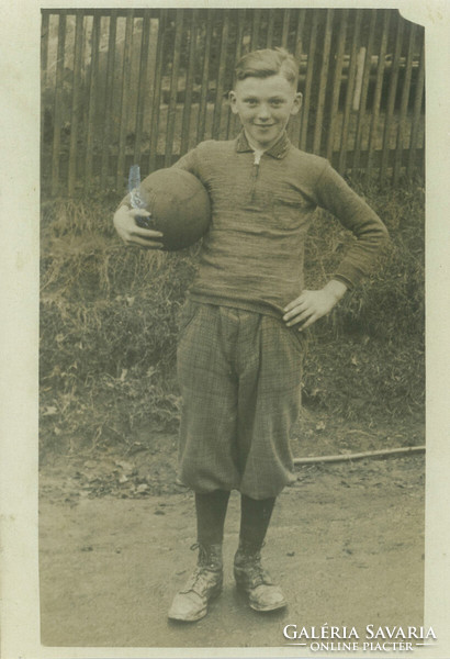 1930-as évek. Németország. Kisfiú focilabdával. Eredeti papírkép, régi képeslap, fotólap.