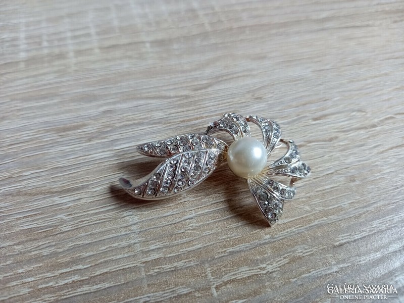 Silver flower-shaped brooch