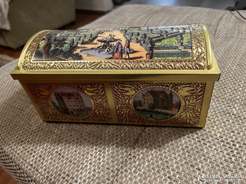 A fabulous, box-shaped Schmidt Nuremberg gingerbread box in very good condition!