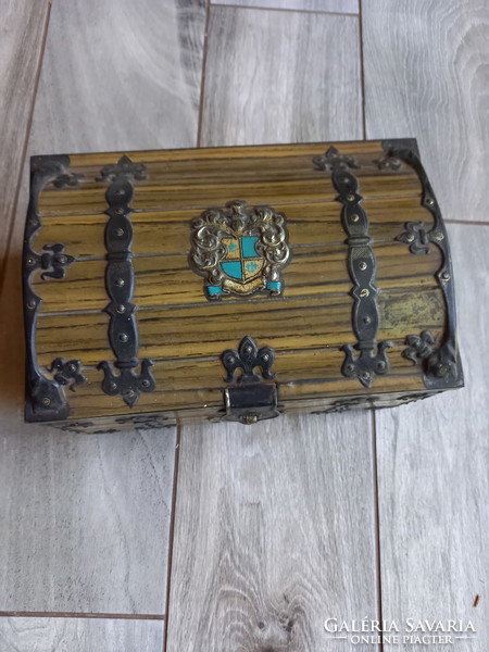 Great old steel treasure chest (24x16x15 cm)