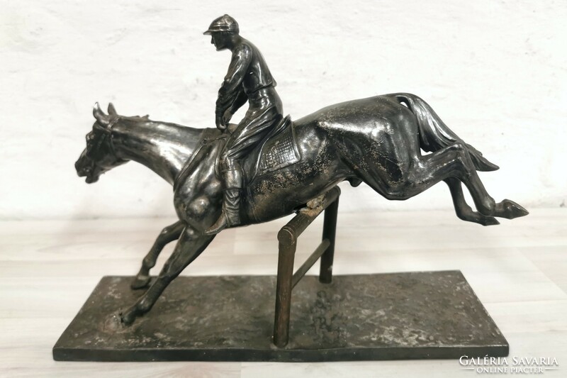 Statue of Fritz Diller, jockey on his horse (1911).
