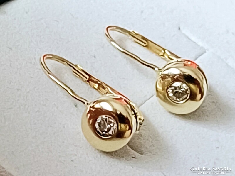 Button yellow gold earrings with glasses