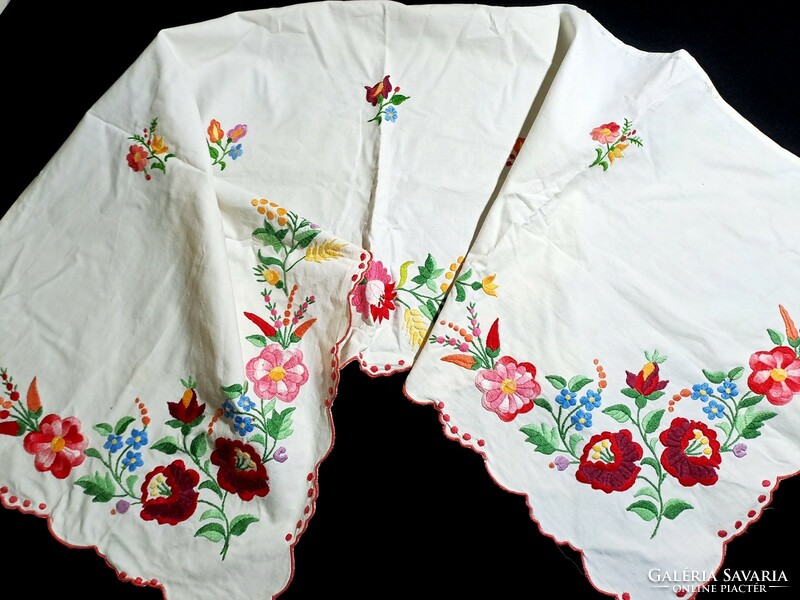 Drapery embroidered with Kalocsa pattern 130 x 41 cm