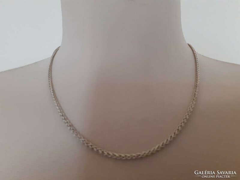 Short silver chain with an interesting pattern